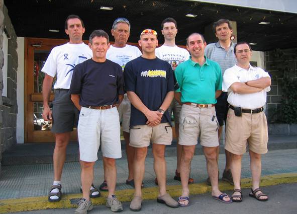 Grupo en la puerta del hotel