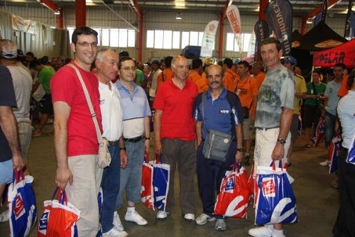 Grupo recogiendo dorsales
